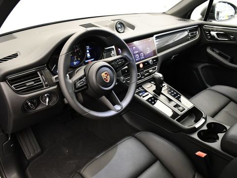 Certified 2026 Porsche Macan Turbo AWD/4WD image 4
