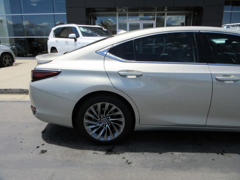 Used 2025 Lexus ES 300h w/ Luxury Package FWD image 10