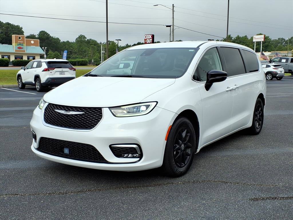 Used 2024 Chrysler Pacifica Touring-L FWD image 1
