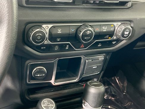 Used 2024 Jeep Gladiator Sport image 15