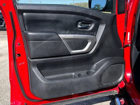 Used 2021 Nissan Titan SV image 17