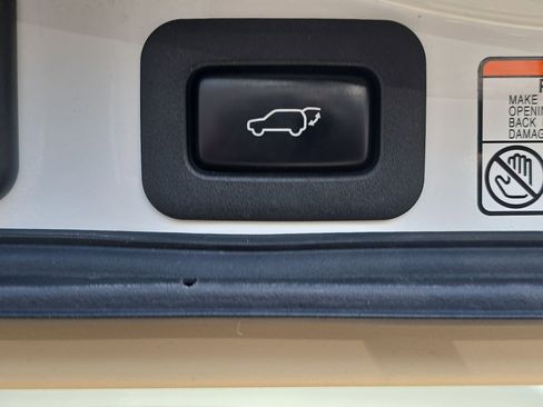 Used 2015 Lexus LX 570 4WD w/ Luxury Package image 13