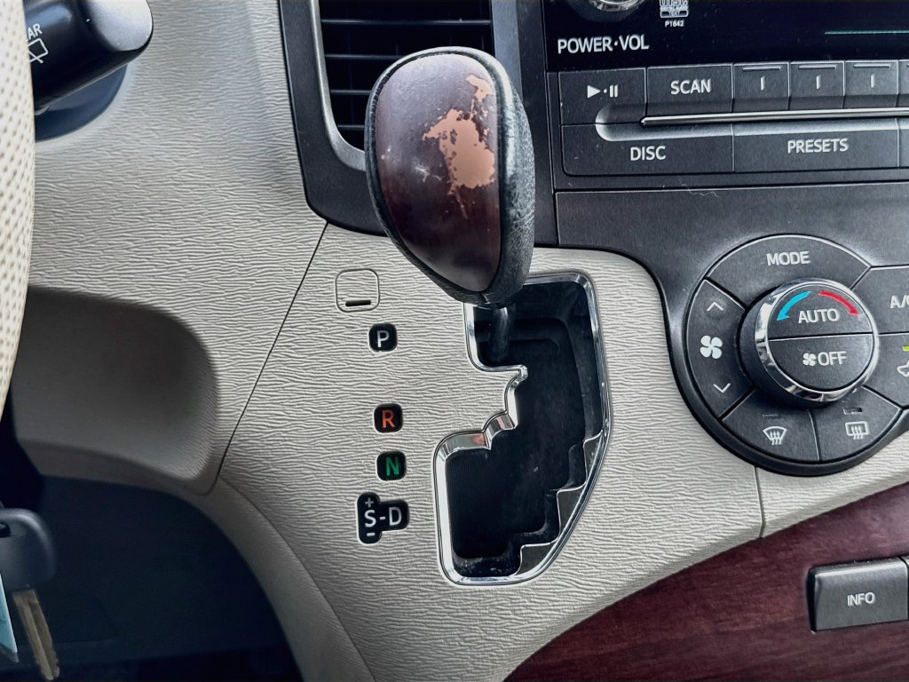 Used 2013 Toyota Sienna XLE FWD image 21