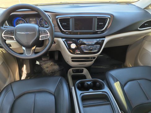 Used 2020 Chrysler Voyager Lxi FWD image 11
