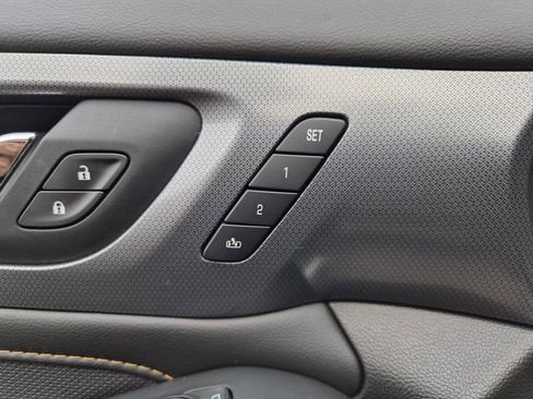 Used 2021 Chevrolet Traverse Premier FWD image 15