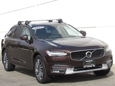 Used 2017 Volvo V90 T6 Cross Country image 2
