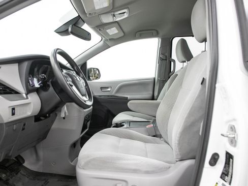 Used 2018 Toyota Sienna LE AWD/4WD image 22