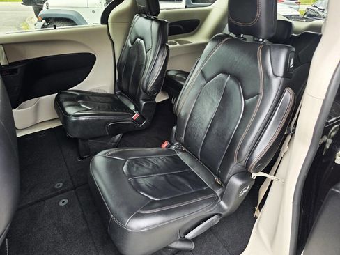 Used 2017 Chrysler Pacifica Touring-L FWD image 22