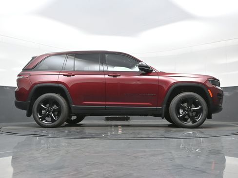 New 2025 Jeep Grand Cherokee Altitude image 16