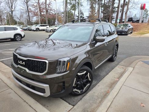 Used 2024 Kia Telluride EX w/ EX Captain's Chair Package image 1