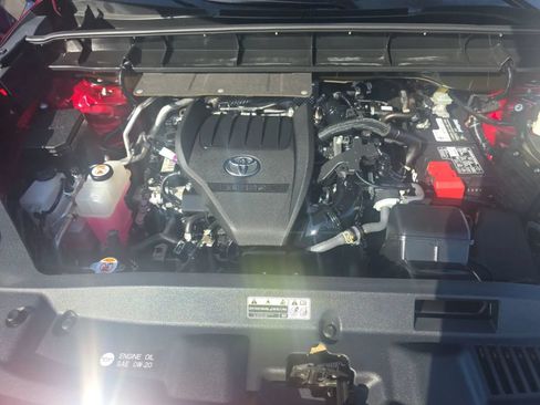 Used 2023 Toyota Highlander XLE FWD image 6