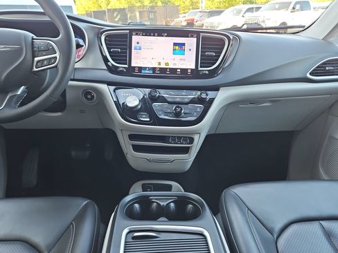 Used 2023 Chrysler Pacifica Touring-L FWD image 10