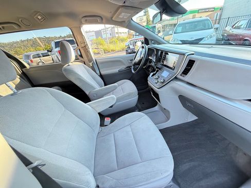 Used 2019 Toyota Sienna L w/ Carpet Mat Package image 18