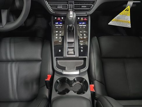 Certified 2026 Porsche Macan AWD/4WD image 20