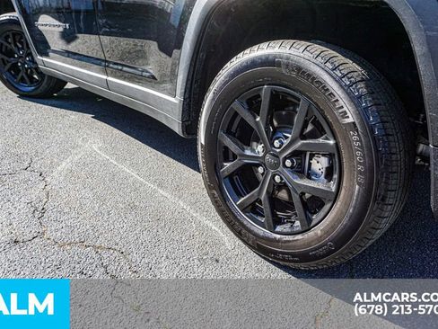 Used 2025 Jeep Grand Cherokee Altitude AWD/4WD image 16