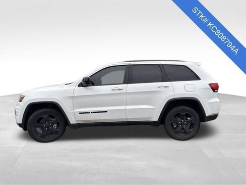 Used 2019 Jeep Grand Cherokee Laredo image 4