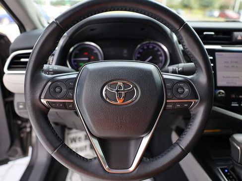 Used 2018 Toyota Camry XLE image 17
