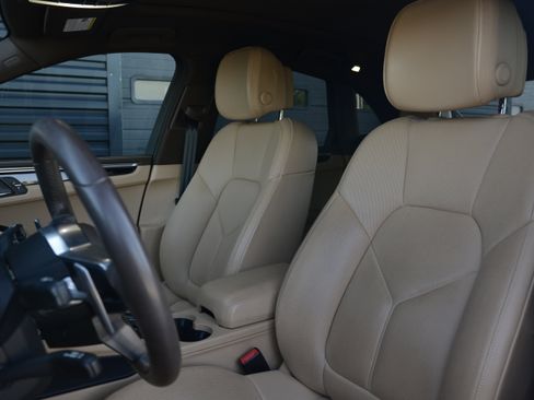 Certified 2018 Porsche Macan AWD/4WD image 5