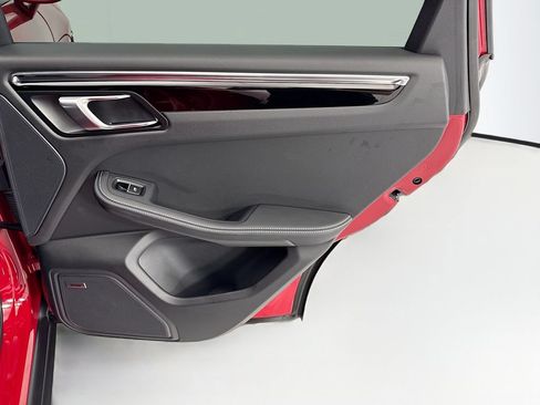 Certified 2025 Porsche Macan AWD/4WD image 27