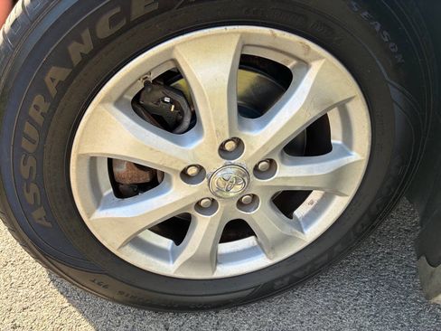 Used 2010 Toyota Camry LE FWD image 13