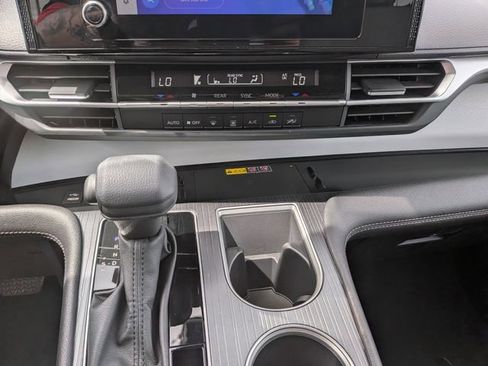 Used 2026 Toyota Sienna LE FWD image 21