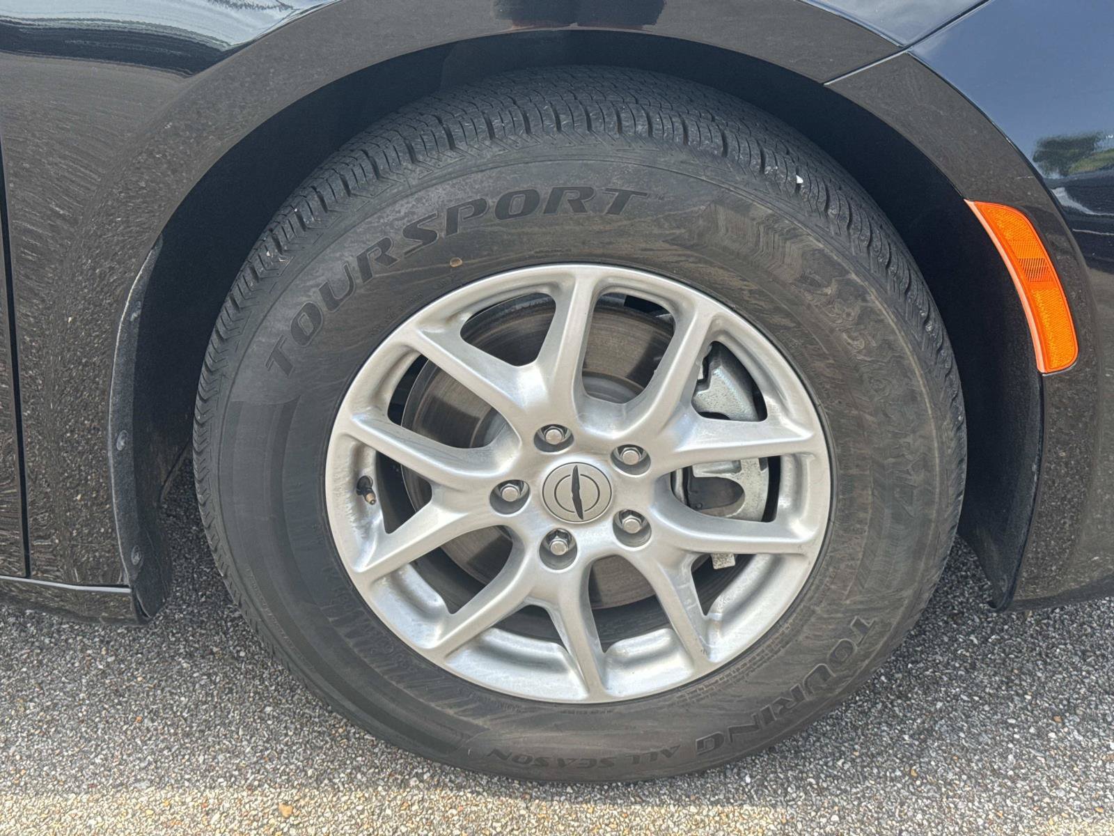 Used 2024 Chrysler Pacifica Touring-L FWD image 4