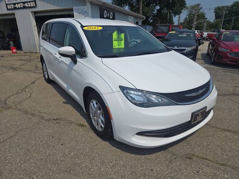 Used 2017 Chrysler Pacifica LX FWD image 2