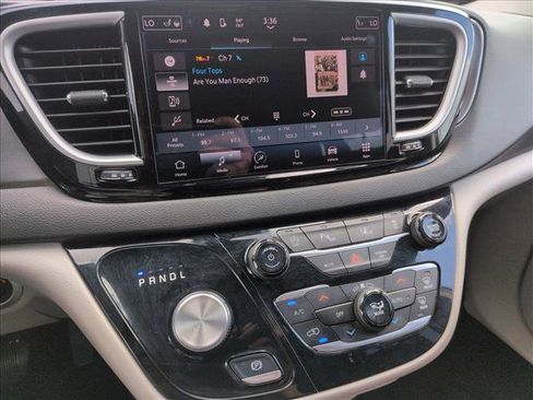 Used 2024 Chrysler Pacifica Touring-L image 15