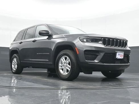 Used 2024 Jeep Grand Cherokee Laredo image 24