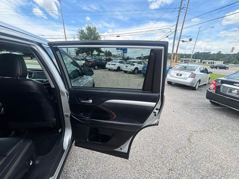 Used 2019 Toyota Highlander XLE FWD image 42