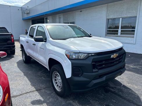 Used 2024 Chevrolet Colorado W/T RWD image 2