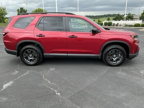 Used 2025 Honda Pilot TrailSport image 2
