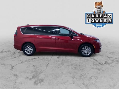 Used 2025 Chrysler Pacifica Select image 2