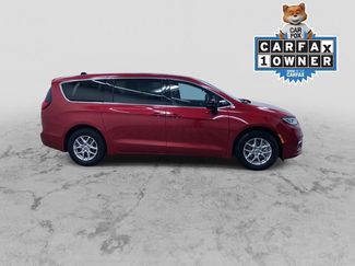 Used 2025 Chrysler Pacifica Select video 2