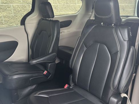 Used 2023 Chrysler Pacifica Touring-L FWD image 28