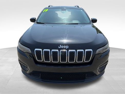 Used 2019 Jeep Cherokee Latitude Plus FWD image 2