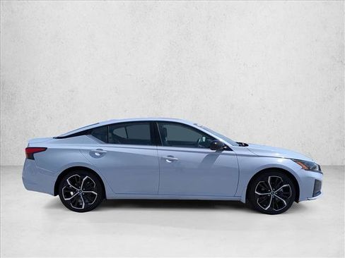 Used 2023 Nissan Altima 2.5 SR w/ SR Premium Package FWD image 4