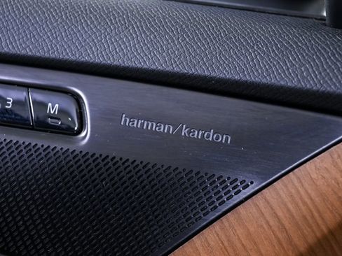 Certified 2022 Volvo XC90 T5 Momentum w/ Advanced Package image 9