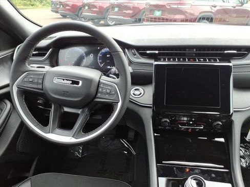 New 2025 Jeep Grand Cherokee Altitude image 10