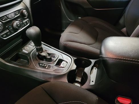Used 2019 Jeep Cherokee Latitude w/ Popular Appearance Group FWD image 26