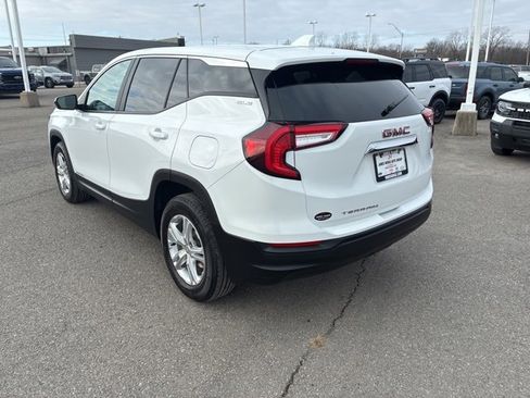 Used 2024 GMC Terrain SLE image 3