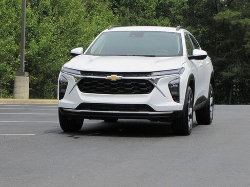 Used 2025 Chevrolet Trax LT w/ Driver Confidence Package FWD image 8
