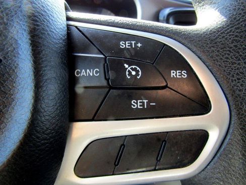 Used 2017 Chrysler Pacifica Touring FWD image 24