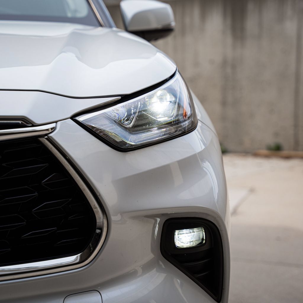 Used 2022 Toyota Highlander Limited AWD/4WD image 3