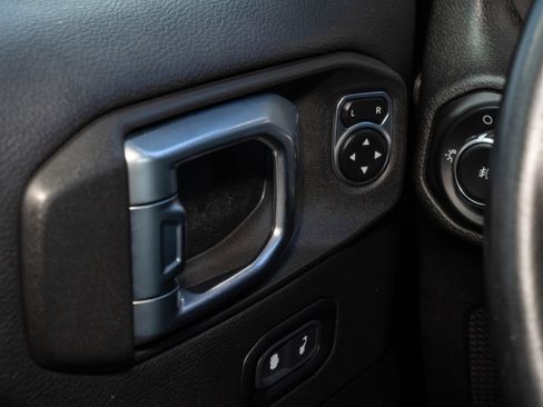 Used 2020 Jeep Wrangler Unlimited Sahara AWD/4WD image 24