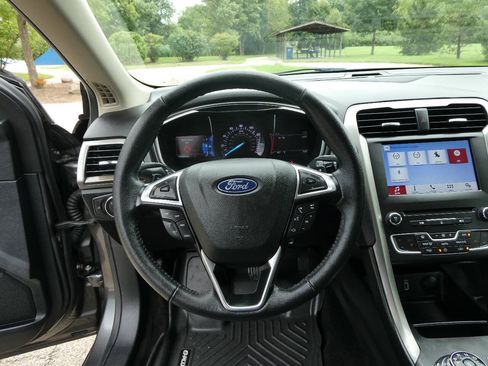 Used 2018 Ford Fusion SE w/ Fusion SE Technology Package FWD image 11