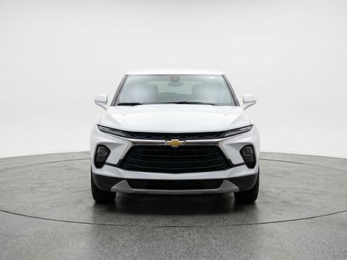 Used 2025 Chevrolet Blazer LT FWD image 2