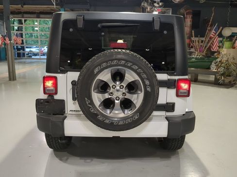 Used 2016 Jeep Wrangler Unlimited Sahara w/ Dual Top Group AWD/4WD image 10