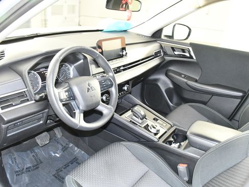 Used 2024 Mitsubishi Outlander ES image 2