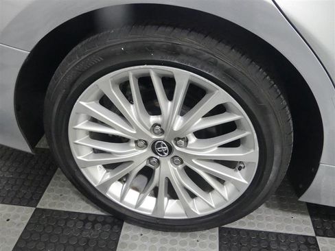Used 2018 Toyota Camry XLE FWD image 16